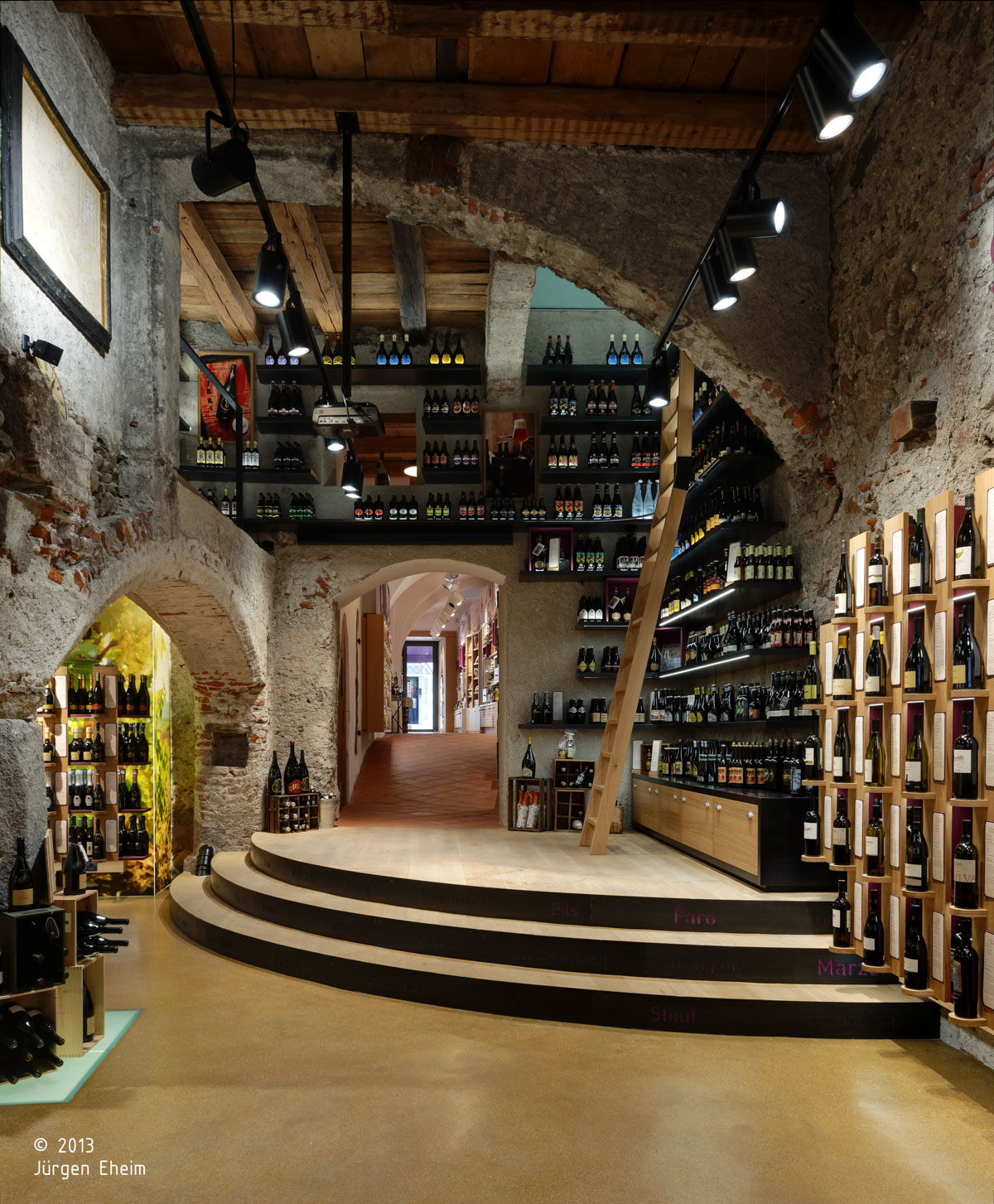 Harpf; Getränkeladen; Bruneck; Altstadt Bruneck; Getränke; Gastronomie; Violett; monovolumige Architektur + Design; Architektur Südtirol; moderne Architektur; monovolumige Architekten