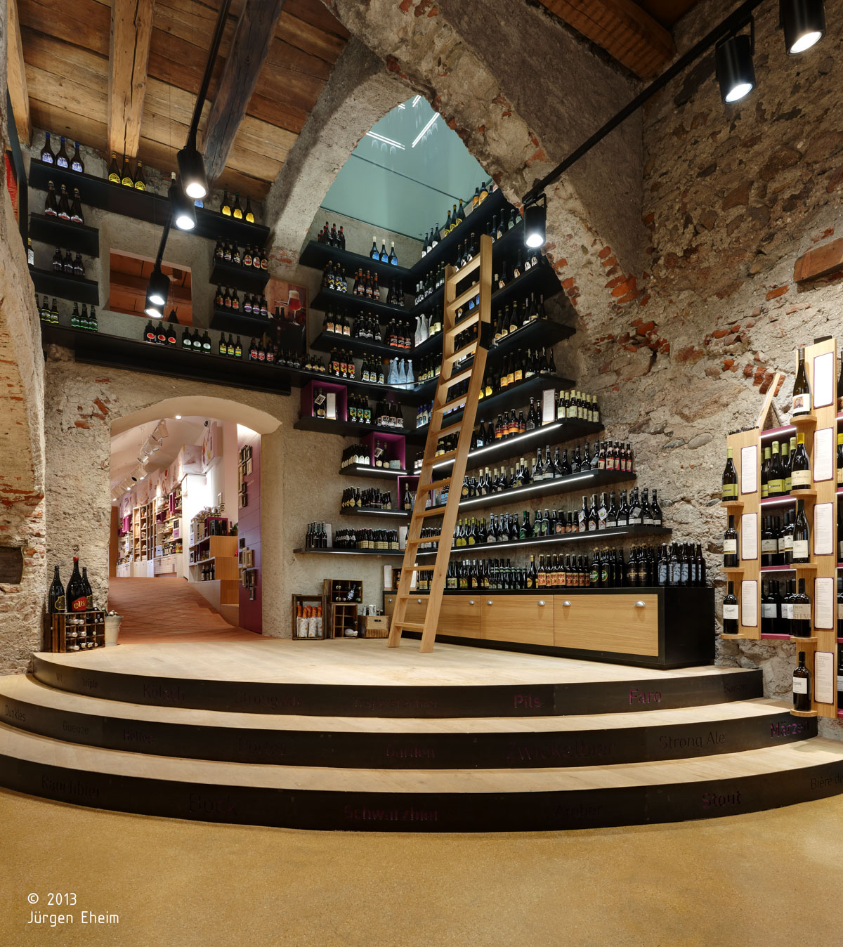 Harpf; Getränkeladen; Bruneck; Altstadt Bruneck; Getränke; Gastronomie; Violett; monovolumige Architektur + Design; Architektur Südtirol; moderne Architektur; monovolumige Architekten