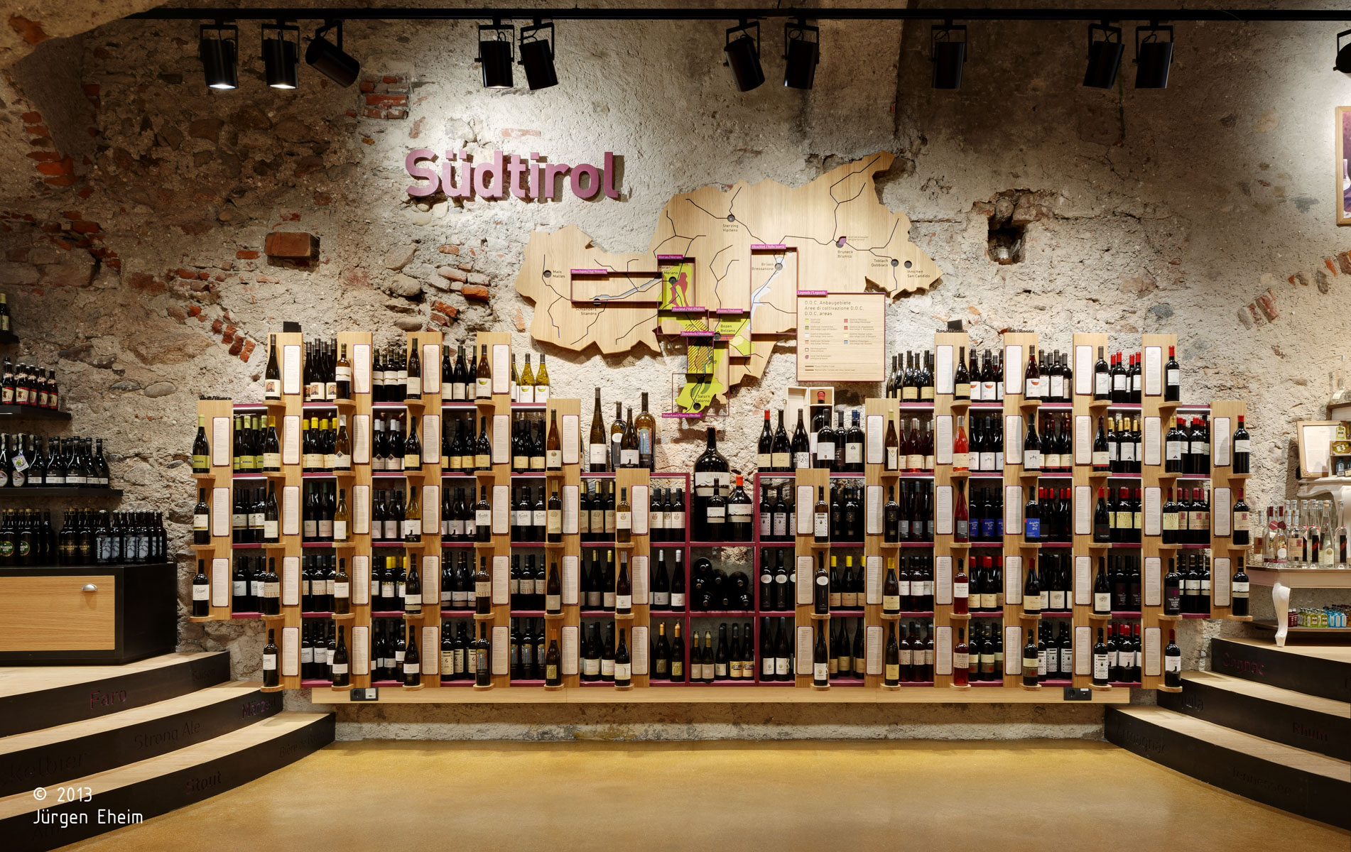 Harpf; Getränkeladen; Bruneck; Altstadt Bruneck; Getränke; Gastronomie; Violett; monovolumige Architektur + Design; Architektur Südtirol; moderne Architektur; monovolumige Architekten