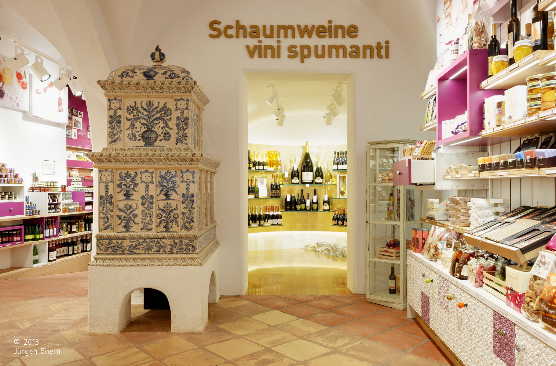 Harpf; Getränkeladen; Bruneck; Altstadt Bruneck; Getränke; Gastronomie; Violett; monovolumige Architektur + Design; Architektur Südtirol; moderne Architektur; monovolumige Architekten