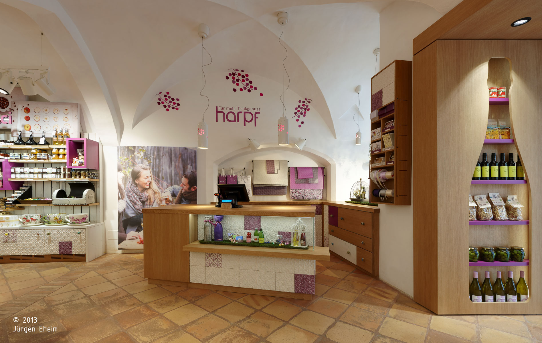 Harpf; Getränkeladen; Bruneck; Altstadt Bruneck; Getränke; Gastronomie; Violett; monovolumige Architektur + Design; Architektur Südtirol; moderne Architektur; monovolumige Architekten