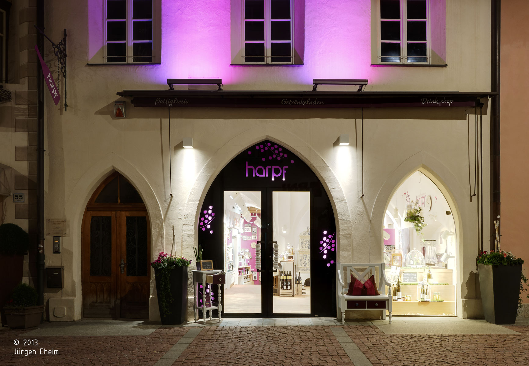 Harpf; Getränkeladen; Bruneck; Altstadt Bruneck; Getränke; Gastronomie; Violett; monovolumige Architektur + Design; Architektur Südtirol; moderne Architektur; monovolumige Architekten