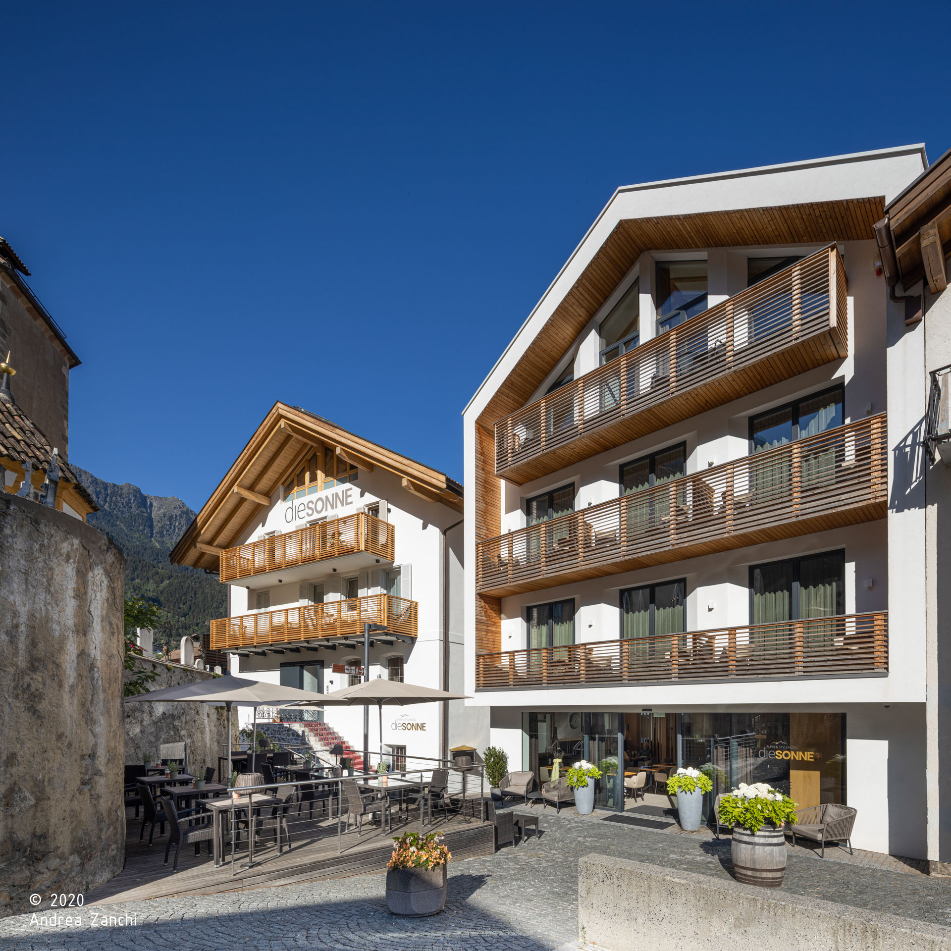 Alpin & Stylehotel DIE SONNE, Parcines; infinitypool; piscina; Tradizioni; Archittura alpina, hotel, vacanza a merano e dintorni; relax; monovolume architecture + design; architettura Alto Adige; architettura moderna; monovolume architetti