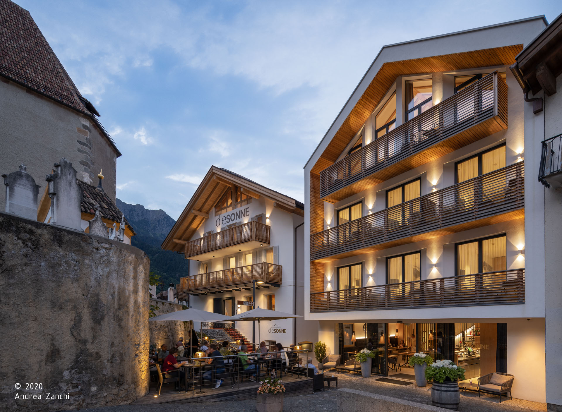 Alpin & Stylehotel DIE SONNE, Parcines; infinitypool; piscina; Tradizioni; Archittura alpina, hotel, vacanza a merano e dintorni; relax; monovolume architecture + design; architettura Alto Adige; architettura moderna; monovolume architetti