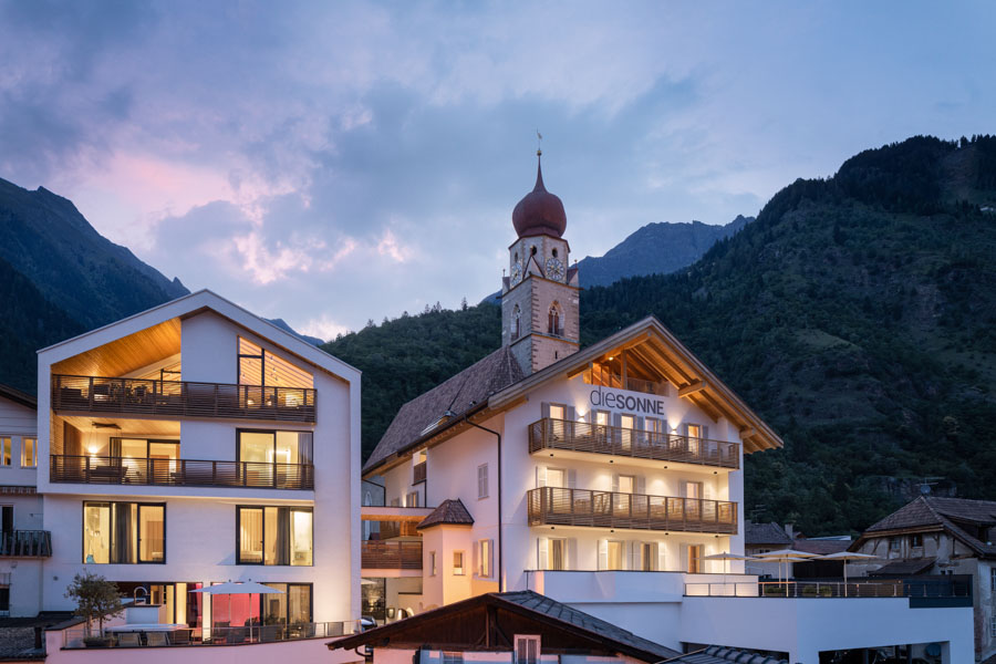 Alpin & Stylehotel DIE SONNE, Parcines; infinitypool; piscina; Tradizioni; Archittura alpina, hotel, vacanza a merano e dintorni; relax; monovolume architecture + design; architettura Alto Adige; architettura moderna; monovolume architetti
