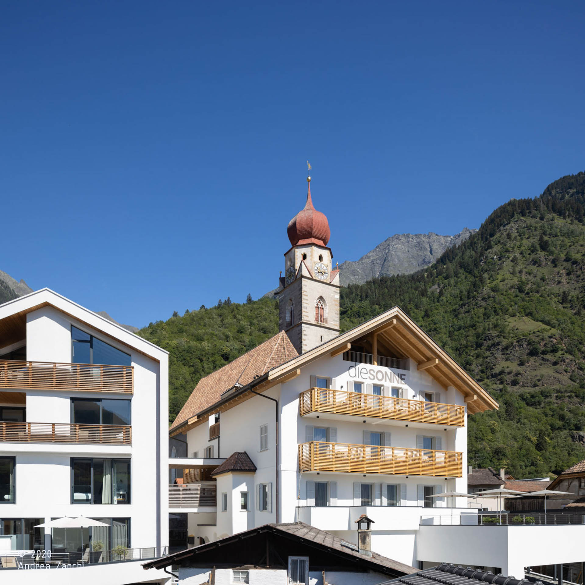 Alpin & Stylehotel DIE SONNE, Parcines; infinitypool; piscina; Tradizioni; Archittura alpina, hotel, vacanza a merano e dintorni; relax; monovolume architecture + design; architettura Alto Adige; architettura moderna; monovolume architetti