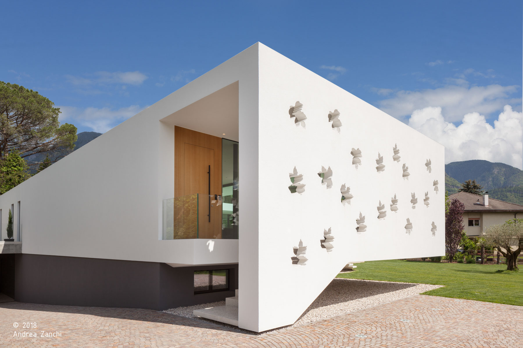 Haus T; Eppan; Südtirol; Wohnprojekt; Architektur & Landschaft; Luxusvilla; Innenarchitektur; Freistehende Villa; Fassade; Luxuspool; Garten; Privatgarten; Natur; zeitgenössische Architektur; monovolume architecture + design; Architektur Südtirol; monovolume architects