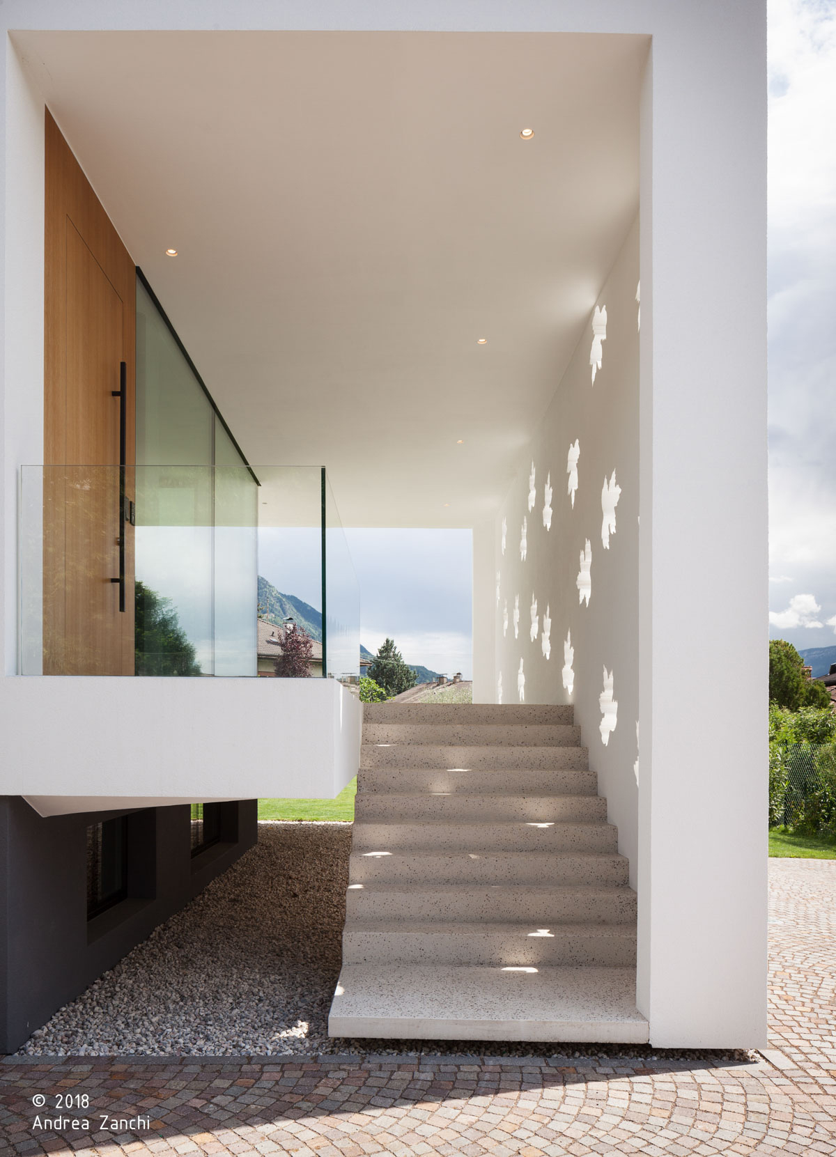 Casa T; Appiano; Alto Adige; progetto residenziale; Architettura & Paesaggio; Villa di lusso; Interior Design; Villa unifamiliare; Facciata; Piscina lusso; Giardino; privacy giardino privato; Natura; architettura contemporanea; monovolume architecture + design; architettura Alto Adige; monovolume architetti