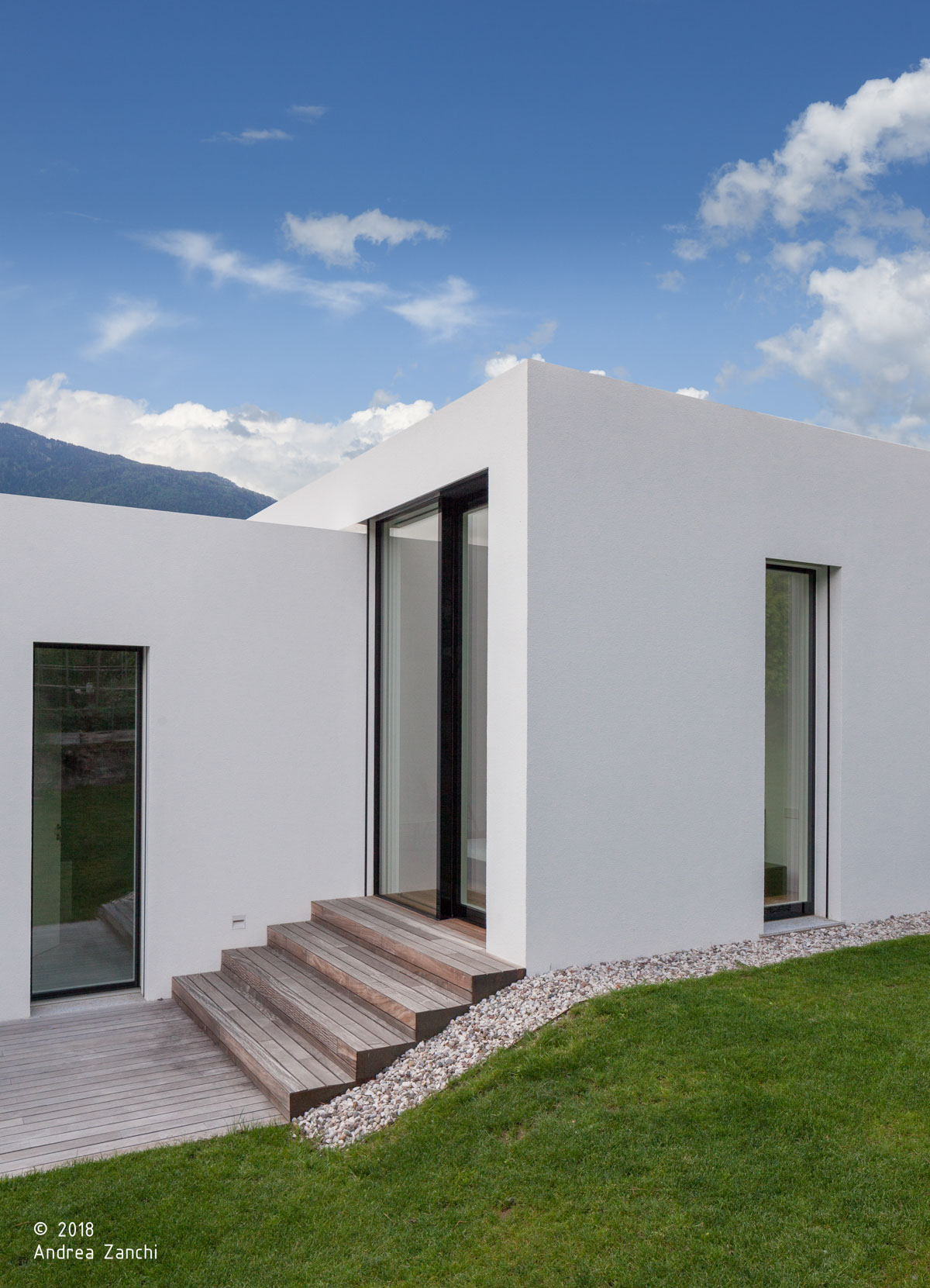 Casa T; Appiano; Alto Adige; progetto residenziale; Architettura & Paesaggio; Villa di lusso; Interior Design; Villa unifamiliare; Facciata; Piscina lusso; Giardino; privacy giardino privato; Natura; architettura contemporanea; monovolume architecture + design; architettura Alto Adige; monovolume architetti