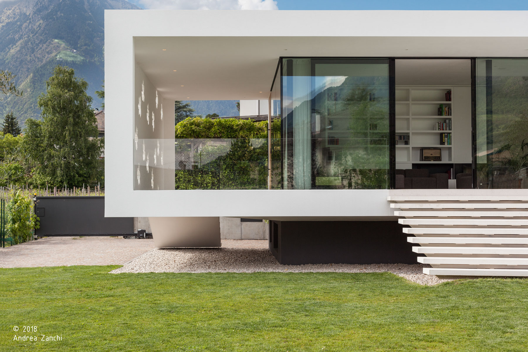 Haus T; Eppan; Südtirol; Wohnprojekt; Architektur & Landschaft; Luxusvilla; Innenarchitektur; Freistehende Villa; Fassade; Luxuspool; Garten; Privatgarten; Natur; zeitgenössische Architektur; monovolume architecture + design; Architektur Südtirol; monovolume architects