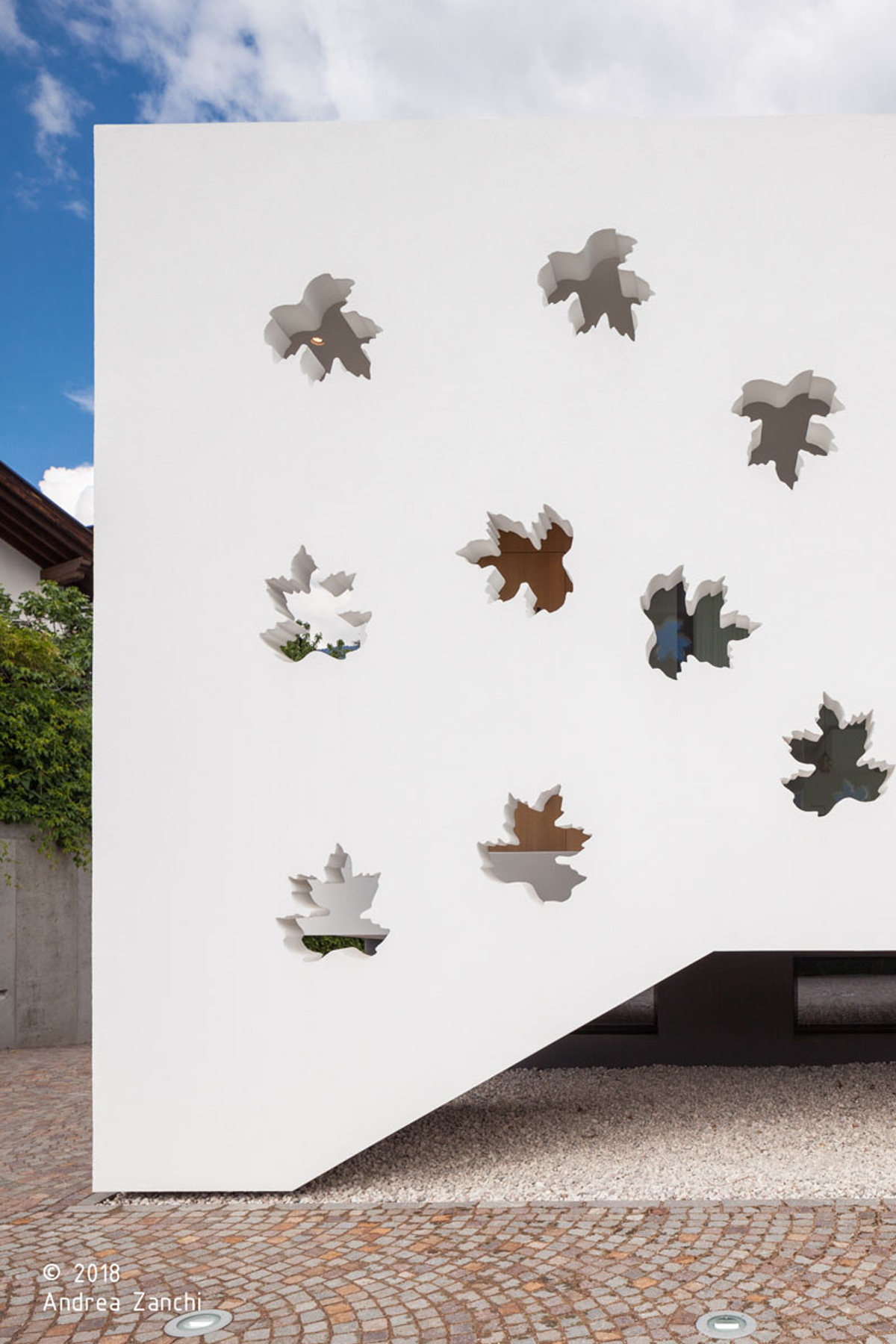 Casa T; Appiano; Alto Adige; progetto residenziale; Architettura & Paesaggio; Villa di lusso; Interior Design; Villa unifamiliare; Facciata; Piscina lusso; Giardino; privacy giardino privato; Natura; architettura contemporanea; monovolume architecture + design; architettura Alto Adige; monovolume architetti