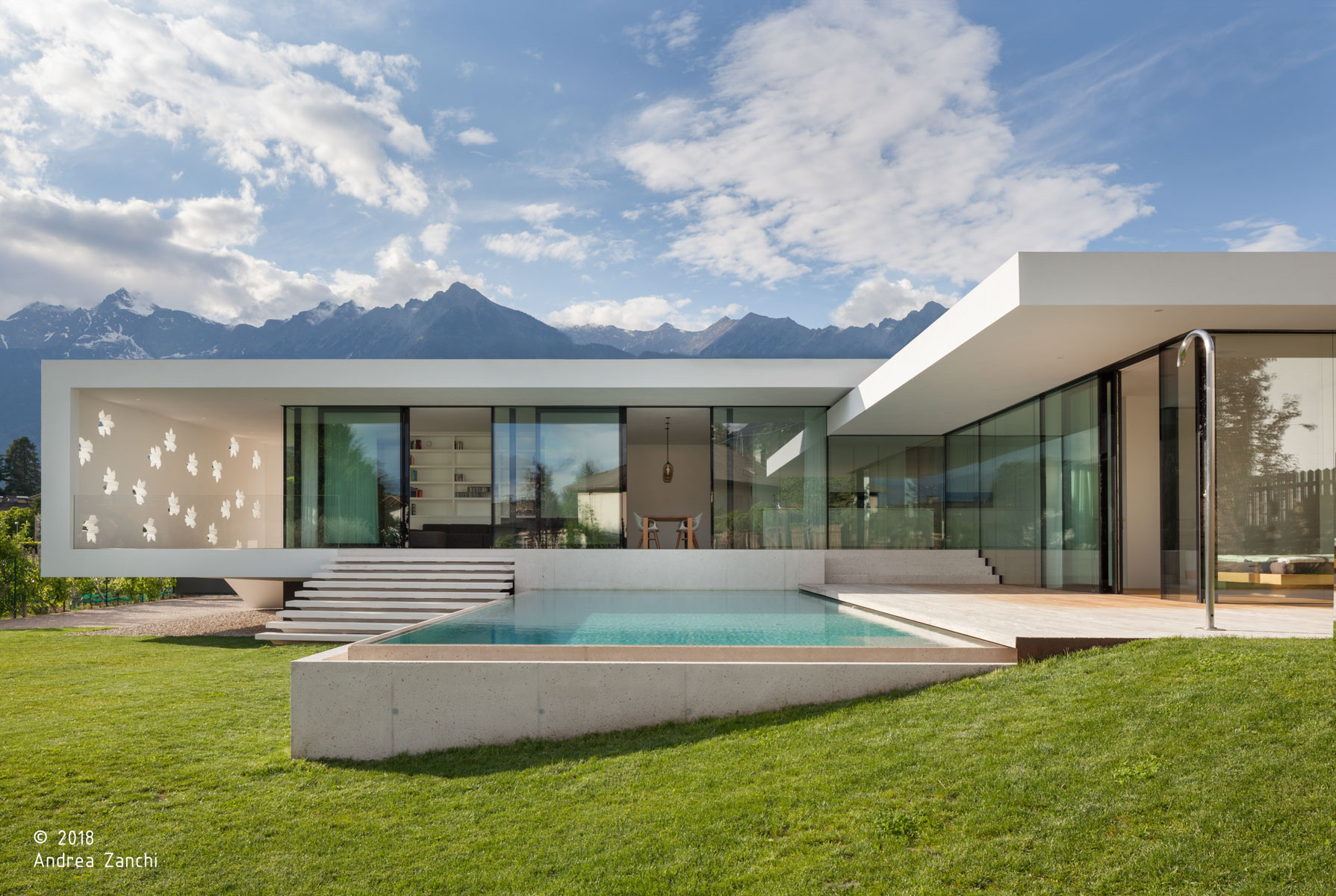Haus T; Eppan; Südtirol; Wohnprojekt; Architektur & Landschaft; Luxusvilla; Innenarchitektur; Freistehende Villa; Fassade; Luxuspool; Garten; Privatgarten; Natur; zeitgenössische Architektur; monovolume architecture + design; Architektur Südtirol; monovolume architects