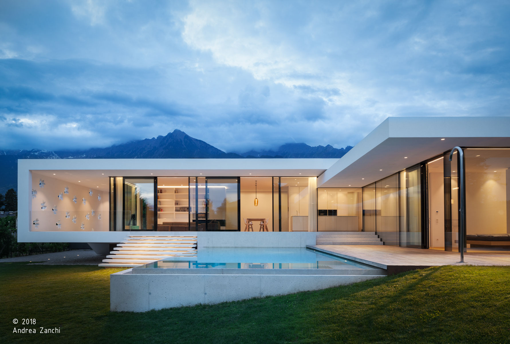 Haus T; Eppan; Südtirol; Wohnprojekt; Architektur & Landschaft; Luxusvilla; Innenarchitektur; Freistehende Villa; Fassade; Luxuspool; Garten; Privatgarten; Natur; zeitgenössische Architektur; monovolume architecture + design; Architektur Südtirol; monovolume architects