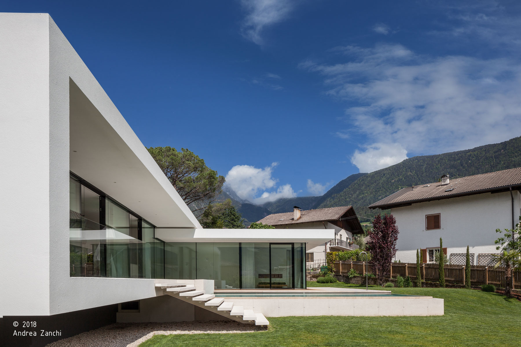 Haus T; Eppan; Südtirol; Wohnprojekt; Architektur & Landschaft; Luxusvilla; Innenarchitektur; Freistehende Villa; Fassade; Luxuspool; Garten; Privatgarten; Natur; zeitgenössische Architektur; monovolume architecture + design; Architektur Südtirol; monovolume architects
