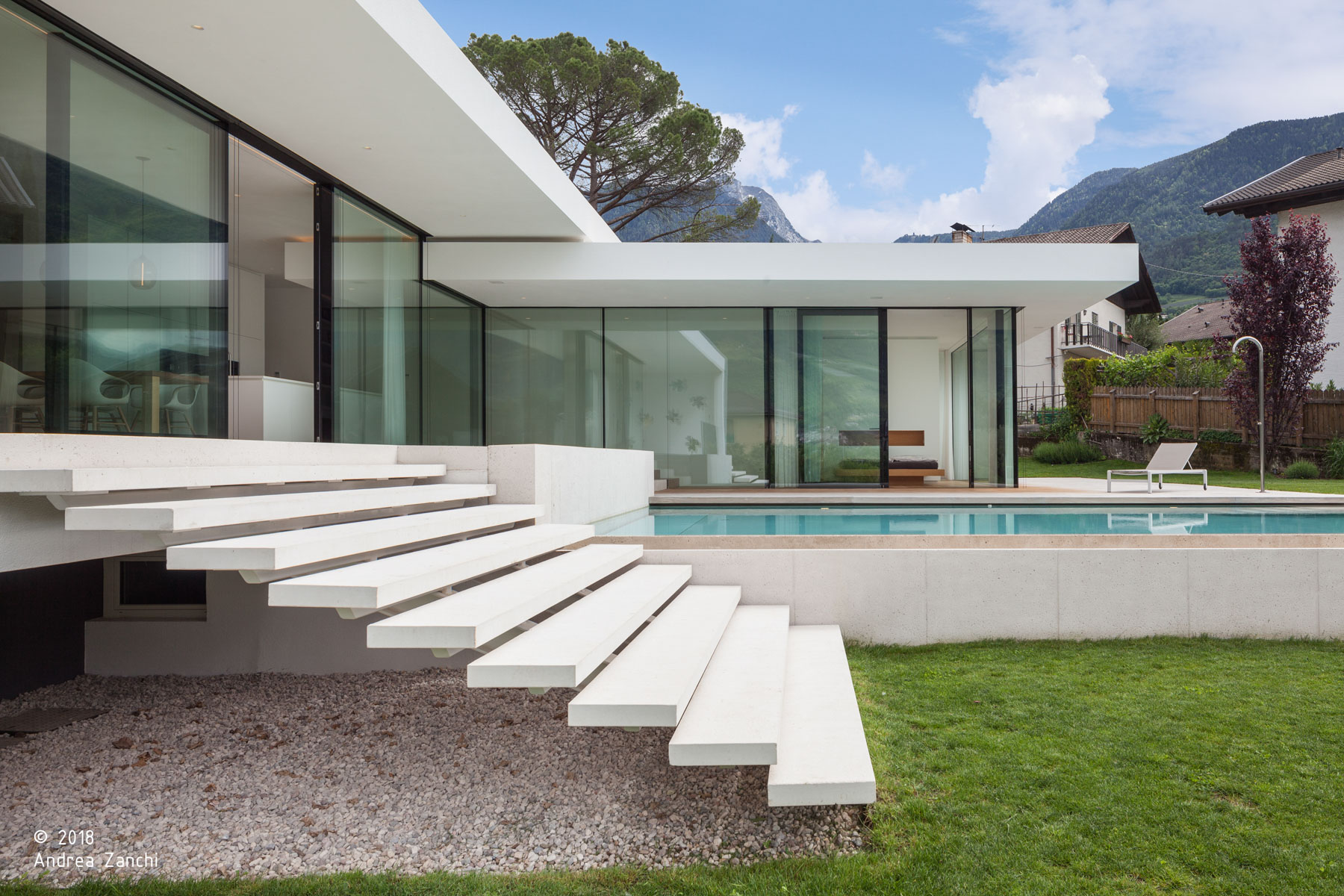 Haus T; Eppan; Südtirol; Wohnprojekt; Architektur & Landschaft; Luxusvilla; Innenarchitektur; Freistehende Villa; Fassade; Luxuspool; Garten; Privatgarten; Natur; zeitgenössische Architektur; monovolume architecture + design; Architektur Südtirol; monovolume architects