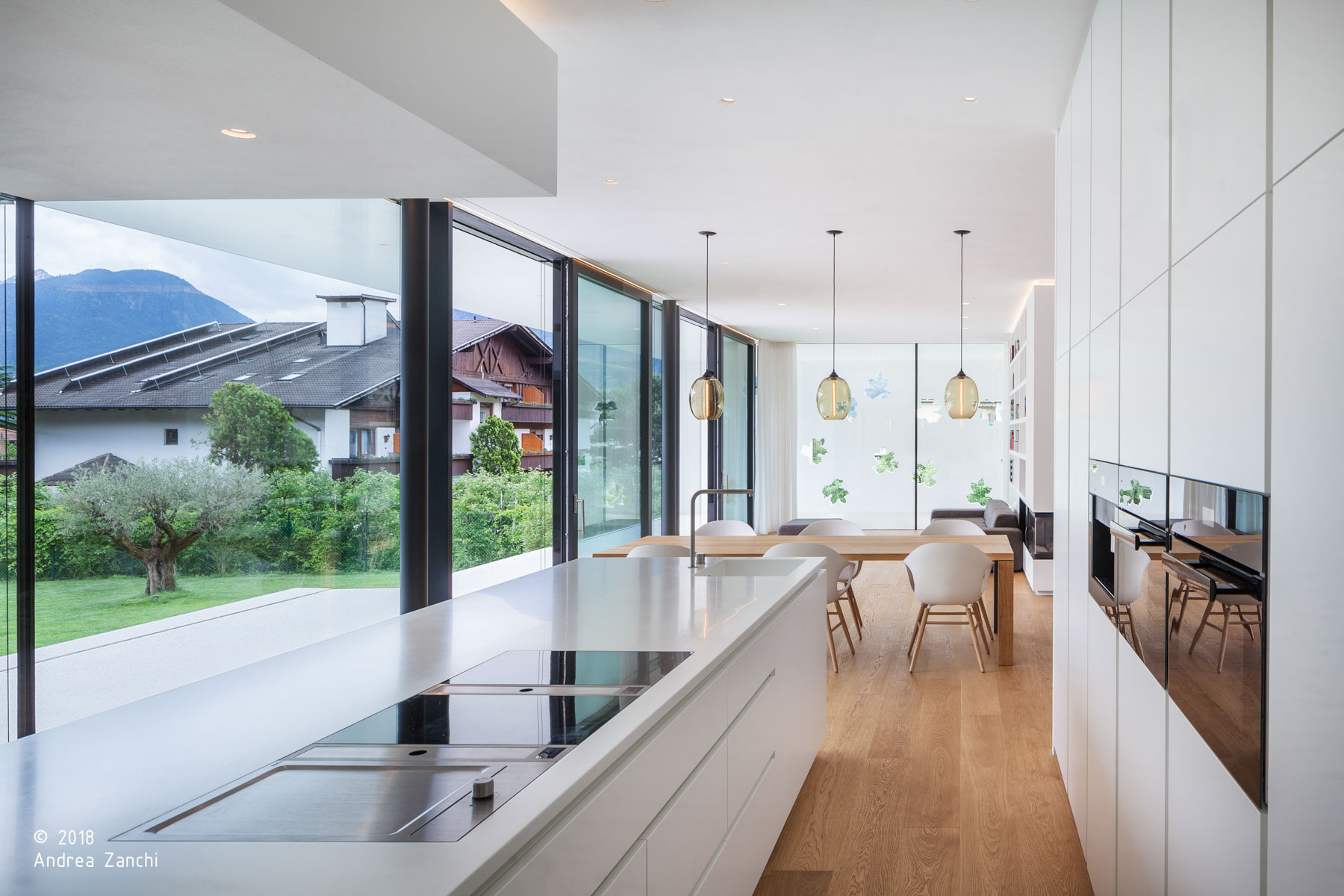 Haus T; Eppan; Südtirol; Wohnprojekt; Architektur & Landschaft; Luxusvilla; Innenarchitektur; Freistehende Villa; Fassade; Luxuspool; Garten; Privatgarten; Natur; zeitgenössische Architektur; monovolume architecture + design; Architektur Südtirol; monovolume architects
