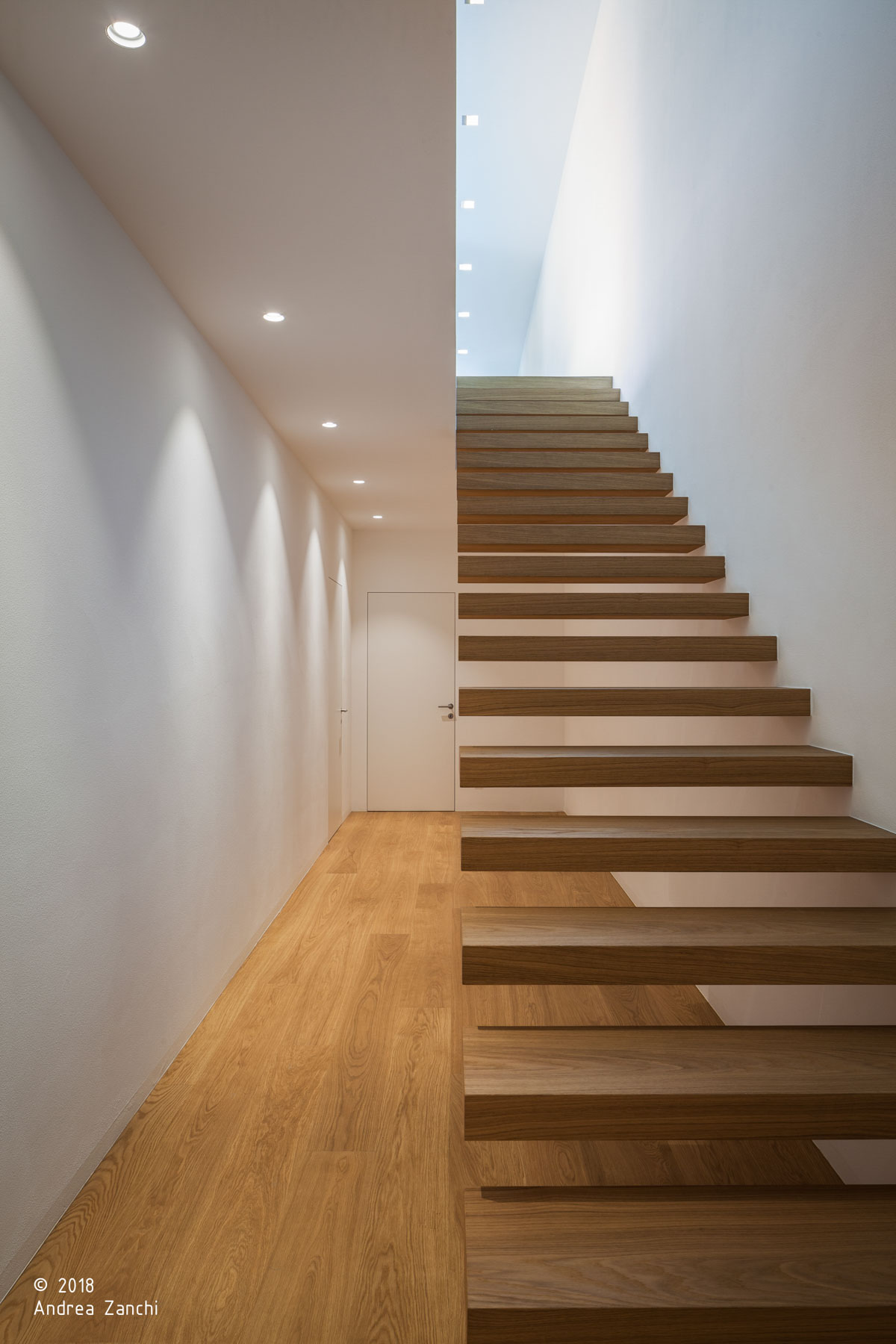 Casa T; Appiano; Alto Adige; progetto residenziale; Architettura & Paesaggio; Villa di lusso; Interior Design; Villa unifamiliare; Facciata; Piscina lusso; Giardino; privacy giardino privato; Natura; architettura contemporanea; monovolume architecture + design; architettura Alto Adige; monovolume architetti