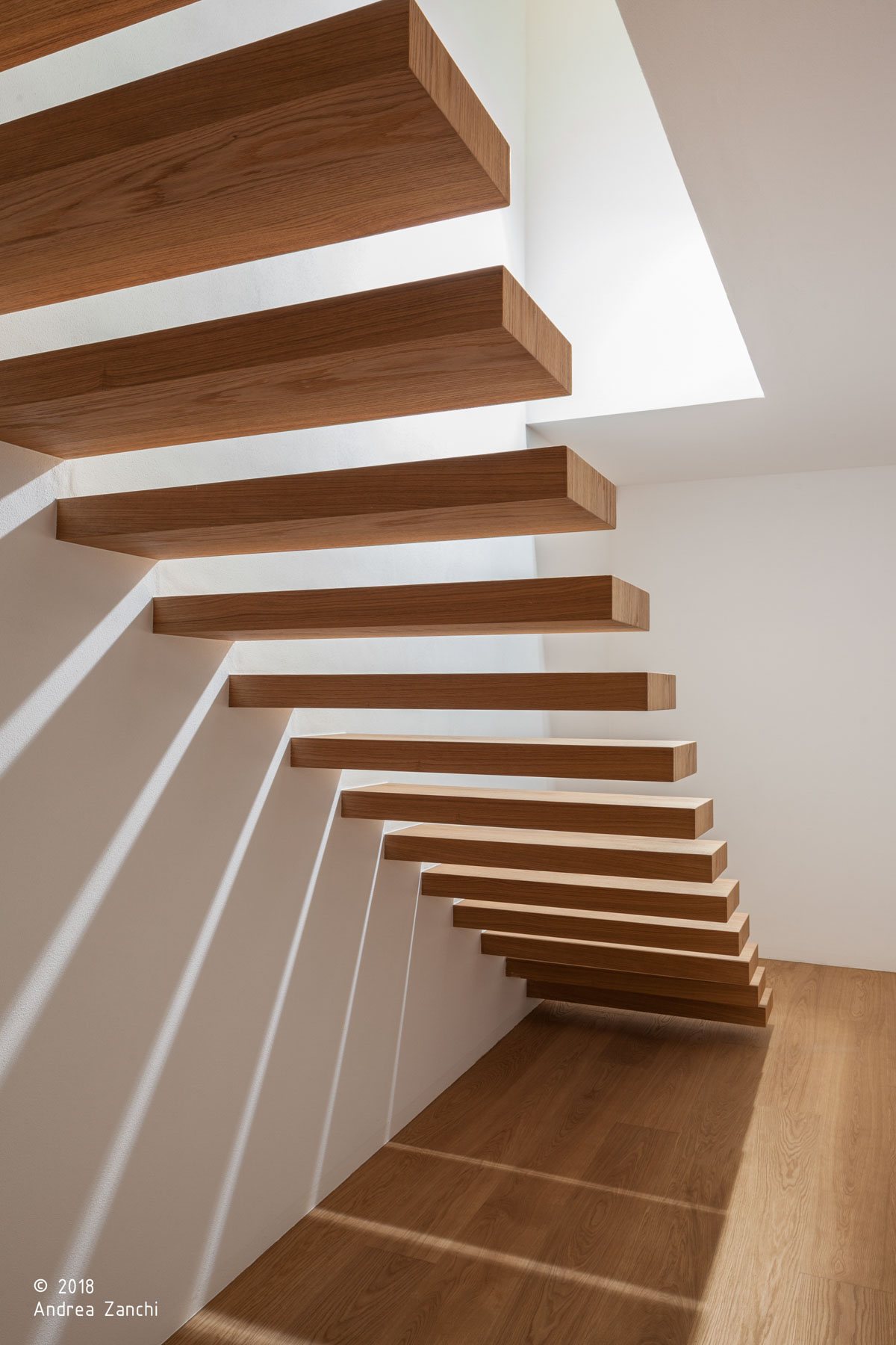 Casa T; Appiano; Alto Adige; progetto residenziale; Architettura & Paesaggio; Villa di lusso; Interior Design; Villa unifamiliare; Facciata; Piscina lusso; Giardino; privacy giardino privato; Natura; architettura contemporanea; monovolume architecture + design; architettura Alto Adige; monovolume architetti