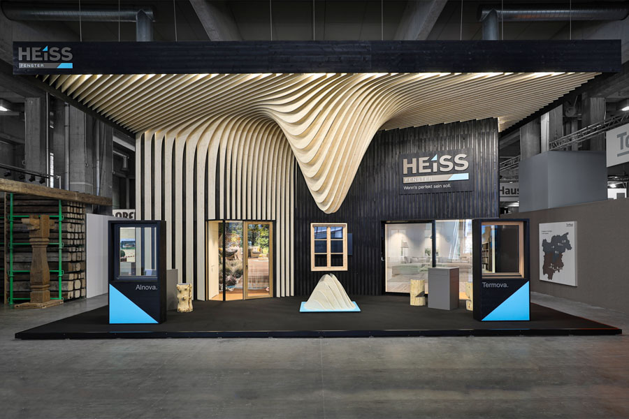 Heiss Fenster; Stand; CasaClima 2022; Bolzano; infissi; finestre Alto Adige; fenster südtirol; monovolume architecture + design; architettura Alto Adige; architettura moderna; monovolume architetti, stand fieristico; interior design;