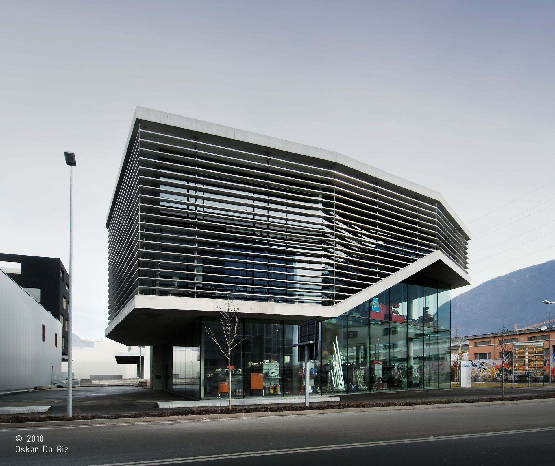 Blaas; Bozen; Firmensitz; Sichtbeton; Ausstellungsraum; Werkstatt; Betonarchitektur; monovolume architecture + design; Architektur Südtirol; monovolume Architekten