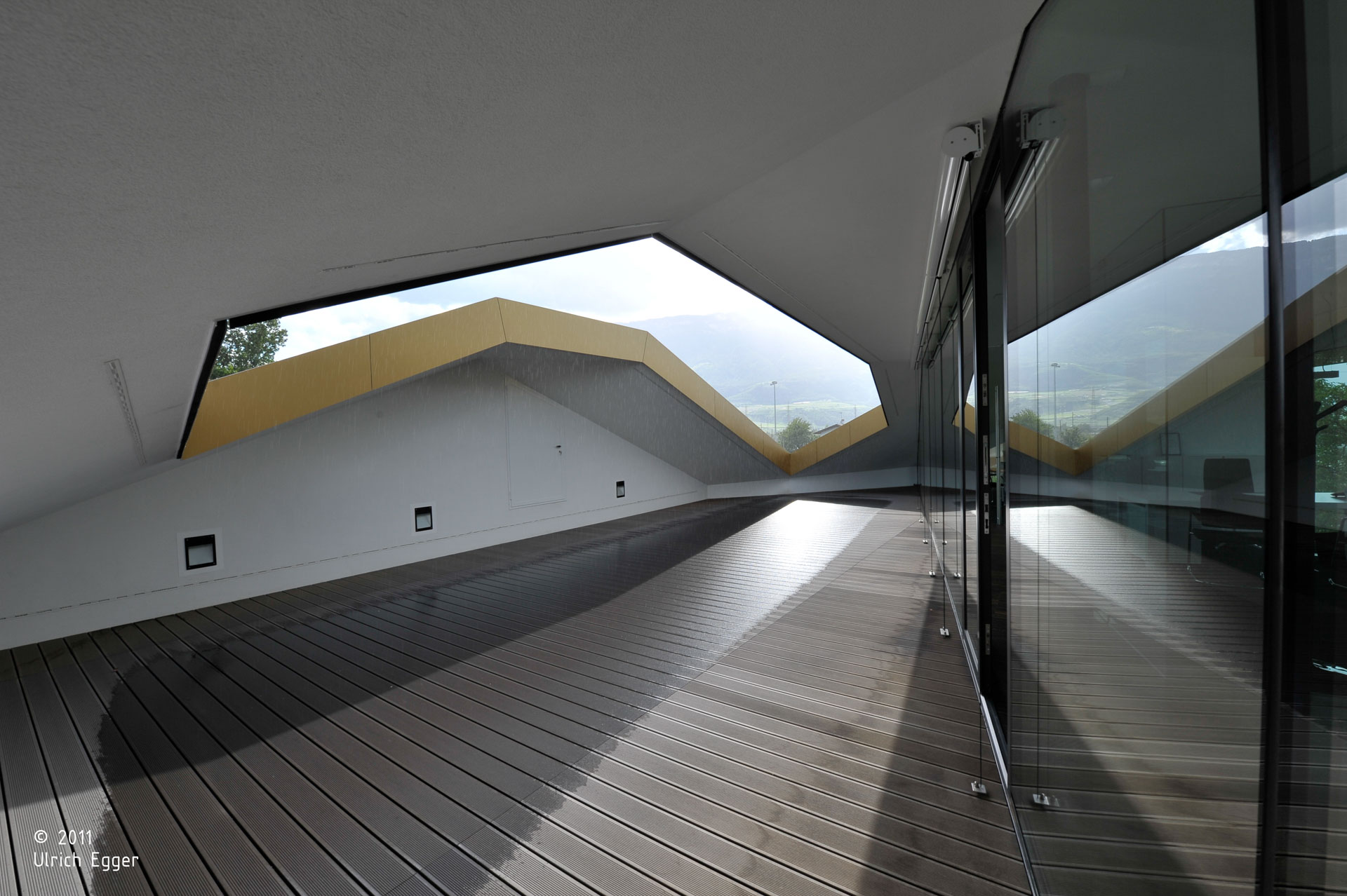 Hans Klotz; Bolzano; Sede Aziendale; Headquarters; Uffici; Ingrosso di frutta; Costruzione in accaio; Metallo Bronzo; Ponte d'Adige; monovolume architecture + design; architettura Alto Adige; monovolume architetti