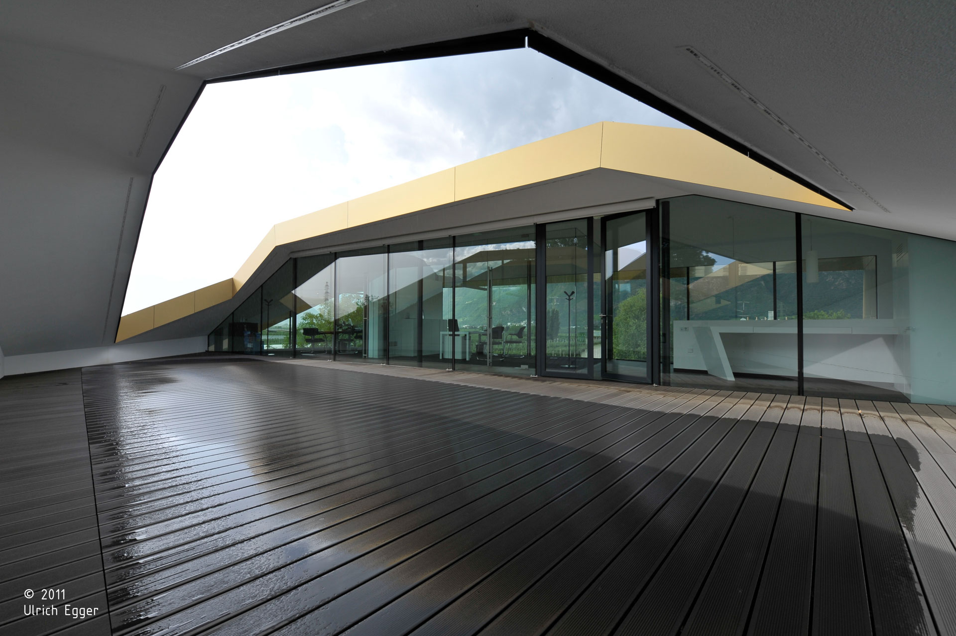 Hans Klotz; Bolzano; Sede Aziendale; Headquarters; Uffici; Ingrosso di frutta; Costruzione in accaio; Metallo Bronzo; Ponte d'Adige; monovolume architecture + design; architettura Alto Adige; monovolume architetti