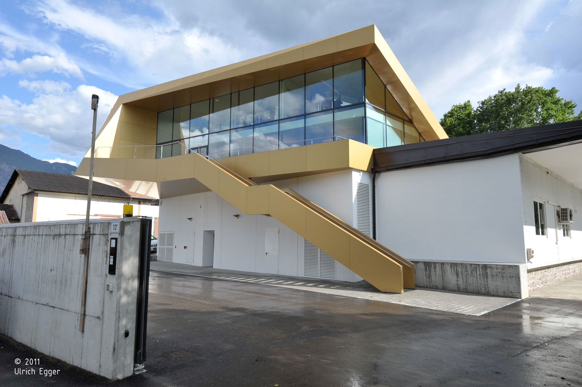 Hans Klotz; Bolzano; Sede Aziendale; Headquarters; Uffici; Ingrosso di frutta; Costruzione in accaio; Metallo Bronzo; Ponte d'Adige; monovolume architecture + design; architettura Alto Adige; monovolume architetti