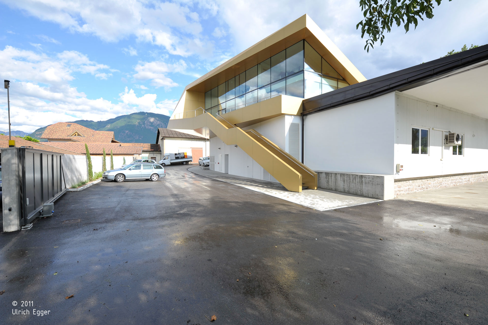 Hans Klotz; Bolzano; Sede Aziendale; Headquarters; Uffici; Ingrosso di frutta; Costruzione in accaio; Metallo Bronzo; Ponte d'Adige; monovolume architecture + design; architettura Alto Adige; monovolume architetti