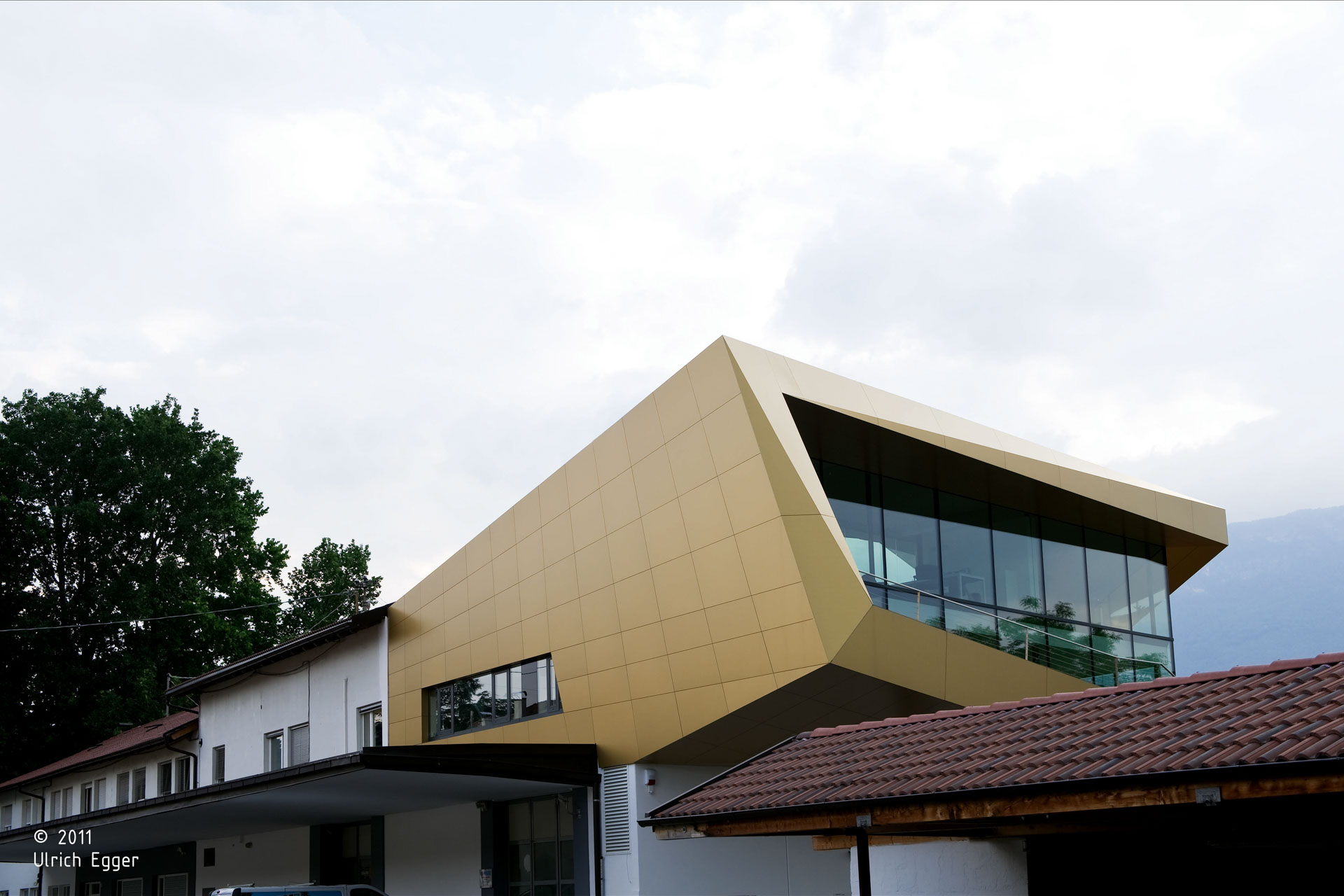 Hans Klotz; Bolzano; Sede Aziendale; Headquarters; Uffici; Ingrosso di frutta; Costruzione in accaio; Metallo Bronzo; Ponte d'Adige; monovolume architecture + design; architettura Alto Adige; monovolume architetti
