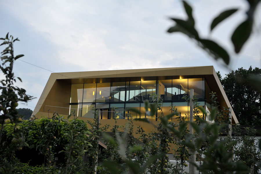 Hans Klotz; Bolzano; Sede Aziendale; Headquarters; Uffici; Ingrosso di frutta; Costruzione in accaio; Metallo Bronzo; Ponte d'Adige; monovolume architecture + design; architettura Alto Adige; monovolume architetti