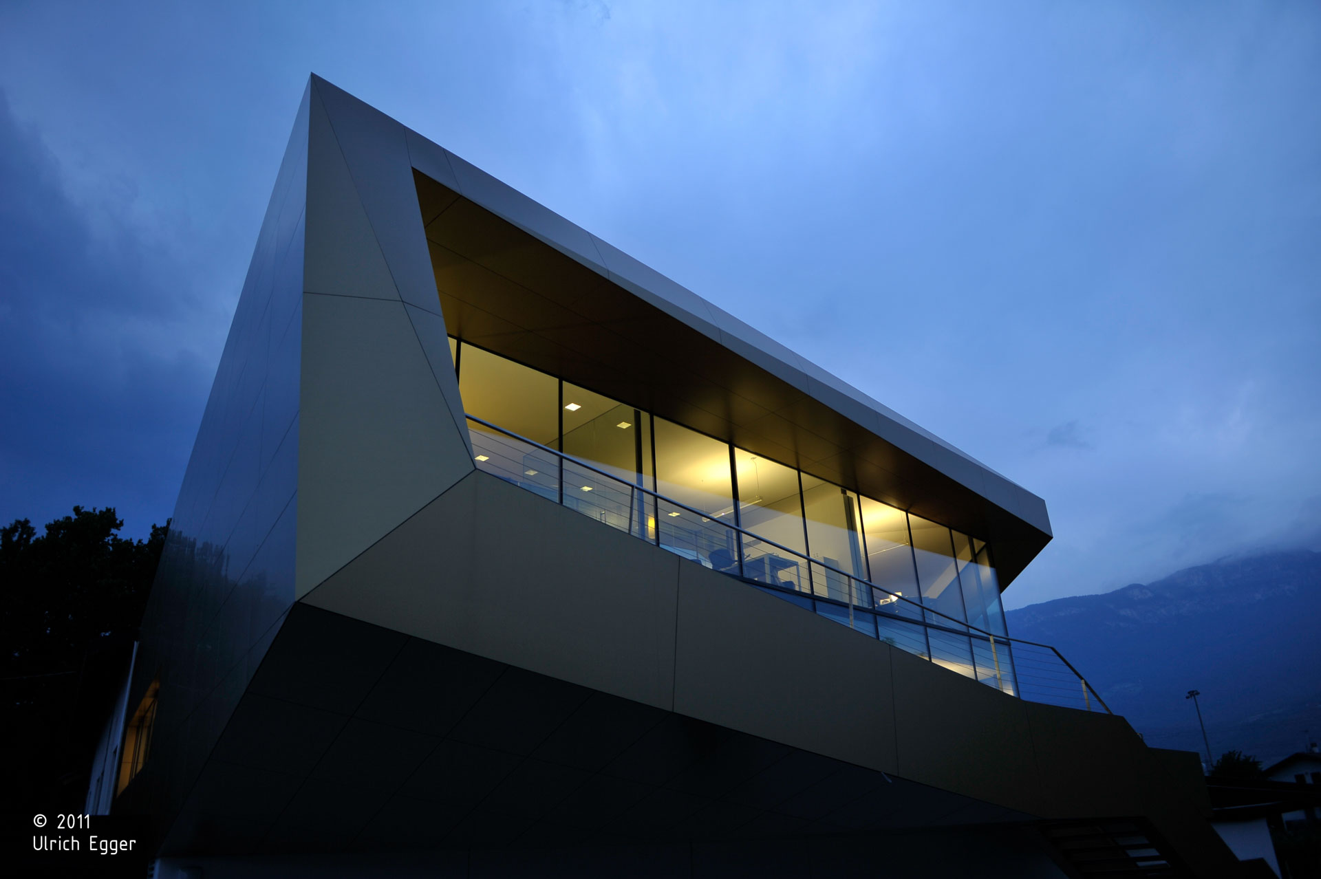 Hans Klotz; Bolzano; Sede Aziendale; Headquarters; Uffici; Ingrosso di frutta; Costruzione in accaio; Metallo Bronzo; Ponte d'Adige; monovolume architecture + design; architettura Alto Adige; monovolume architetti