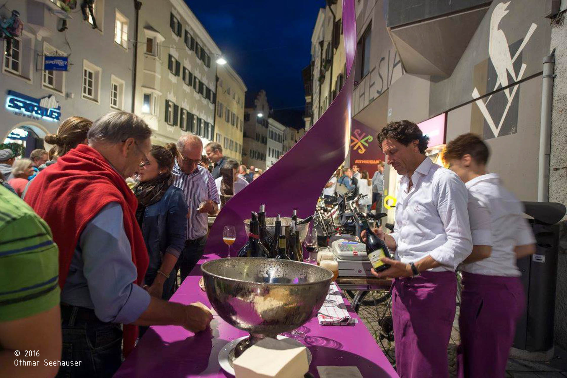 Harpf; Stand; Brunico; Lunghe Notti; gastronomia; Viola; monovolume architecture + design; architettura Alto Adige; architettura moderna; monovolume architetti, stand fieristico; interior design