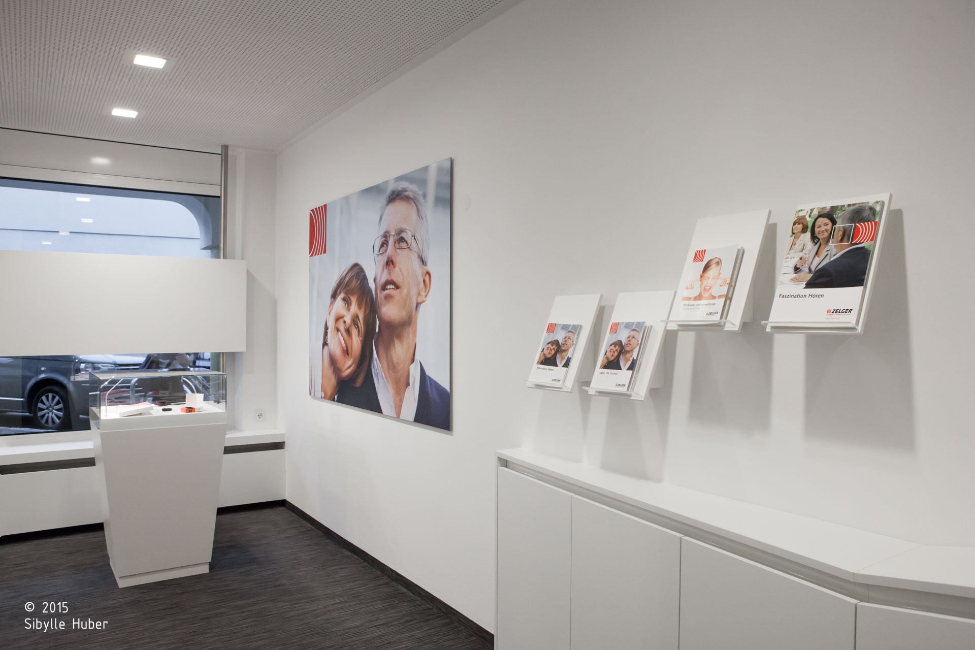 Zelger; shop; retail; interior design; hearing aids; Bruneck; Verona; Brixen; white; monovolume architecture + design; architecture South Tyrol; modern architecture; monovolume architects
