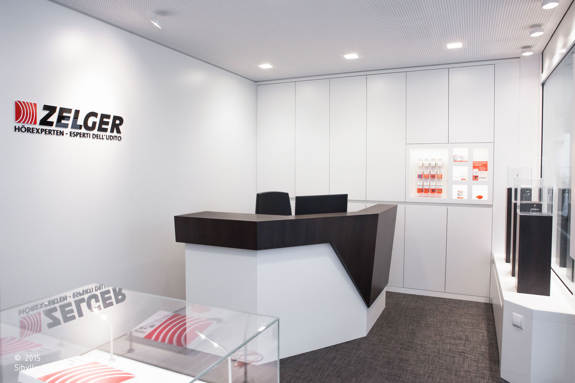 Zelger; shop; retail; interior design; hearing aids; Bruneck; Verona; Brixen; white; monovolume architecture + design; architecture South Tyrol; modern architecture; monovolume architects