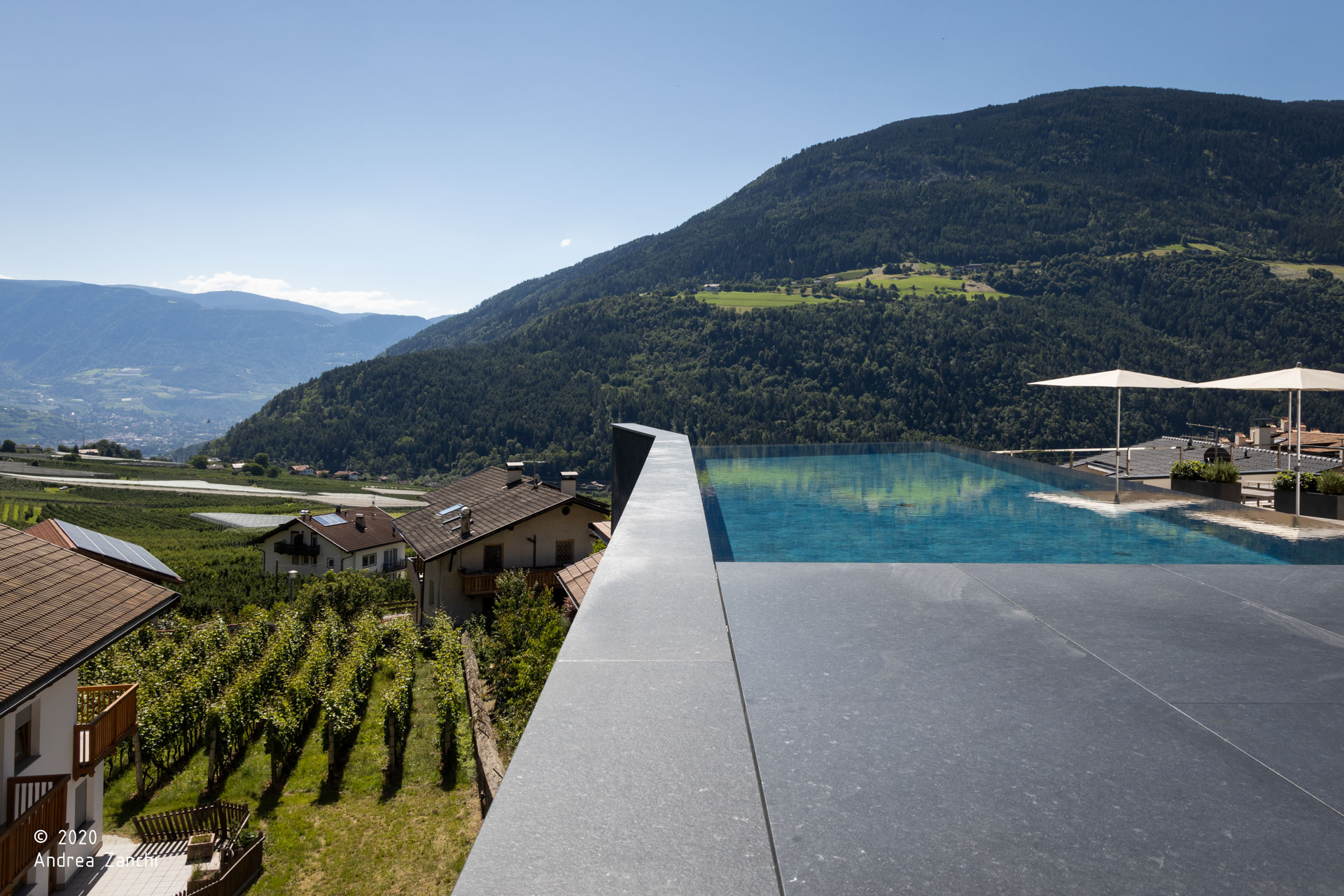 Alpin & Stylehotel DIE SONNE, Parcines; infinitypool; piscina; Tradizioni; Archittura alpina, hotel, vacanza a merano e dintorni; relax; monovolume architecture + design; architettura Alto Adige; architettura moderna; monovolume architetti