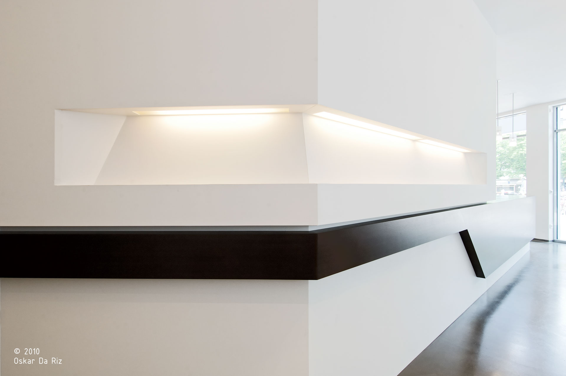 Zelger; shop; retail; interior design; hearing aids; Bruneck; Verona; Brixen; white; monovolume architecture + design; architecture South Tyrol; modern architecture; monovolume architects