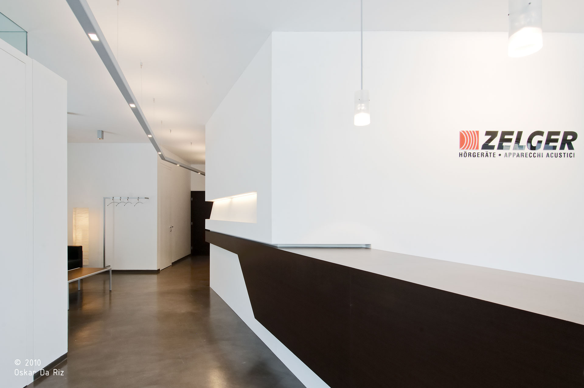Zelger; shop; retail; interior design; hearing aids; Bruneck; Verona; Brixen; white; monovolume architecture + design; architecture South Tyrol; modern architecture; monovolume architects