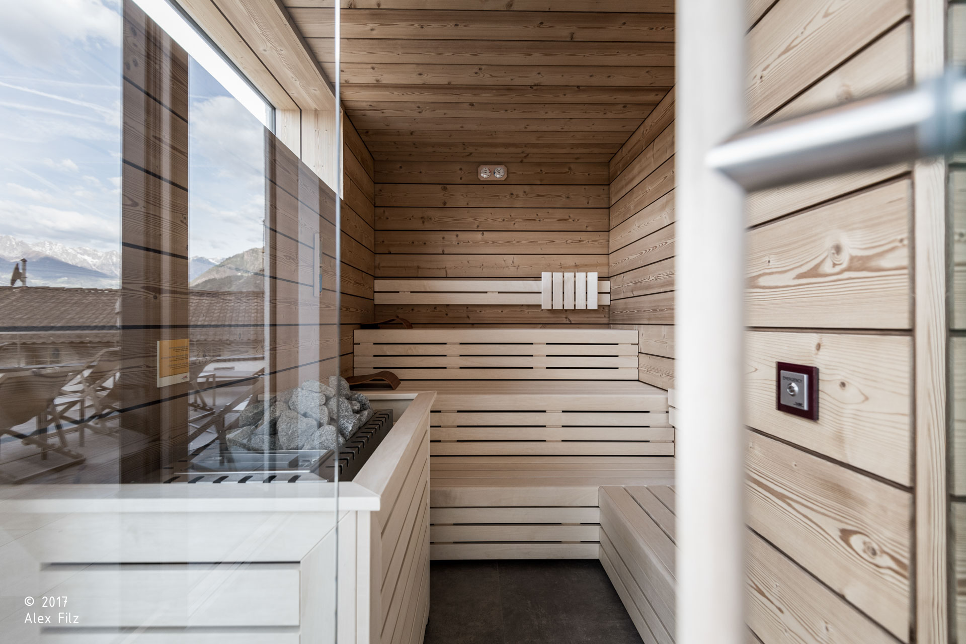 Alpin & Stylehotel DIE SONNE, Parcines; infinitypool; piscina; Tradizioni; Archittura alpina, hotel, vacanza a merano e dintorni; relax; monovolume architecture + design; architettura Alto Adige; architettura moderna; monovolume architetti