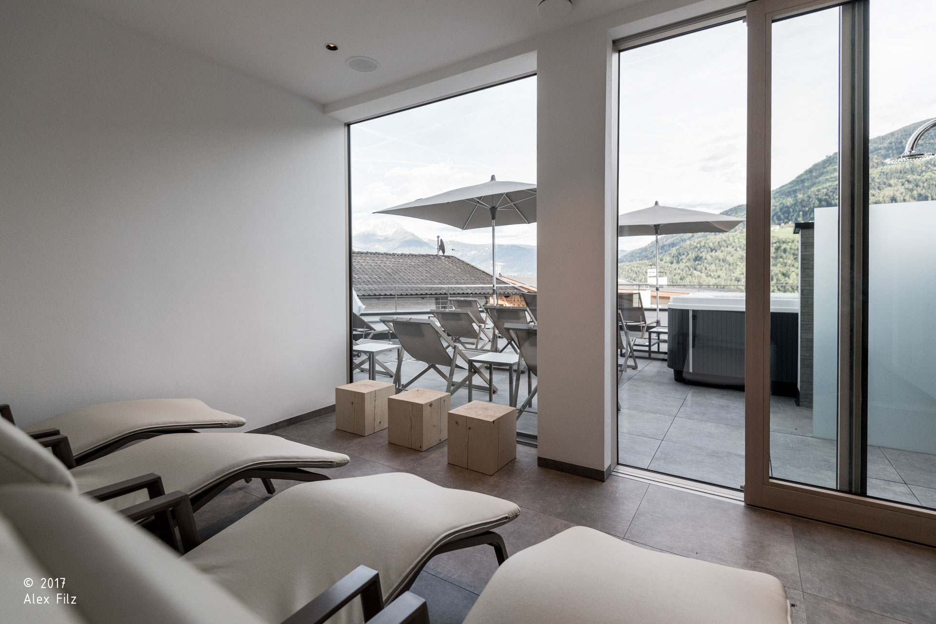 Alpin & Stylehotel DIE SONNE, Parcines; infinitypool; piscina; Tradizioni; Archittura alpina, hotel, vacanza a merano e dintorni; relax; monovolume architecture + design; architettura Alto Adige; architettura moderna; monovolume architetti