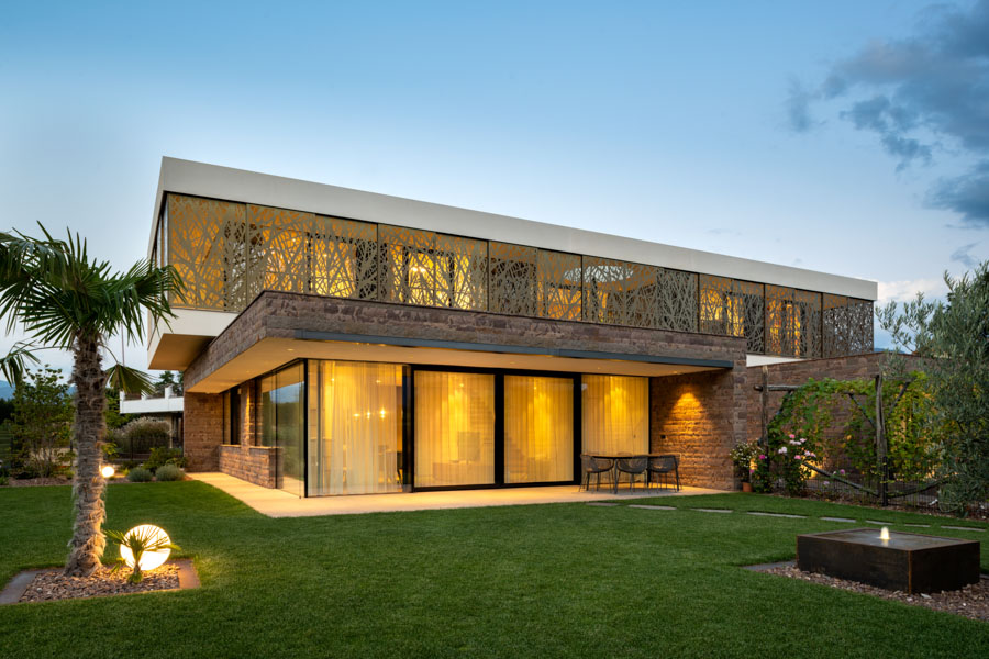 Casa P2; Appiano; Alto Adige; progetto residenziale; Architettura & Paesaggio; Villa di lusso; Interior Design; Casa Clima Awards; Facciata; Metallo; Giardino; Natura; architettura contemporanea; monovolume architecture + design; architettura Alto Adige; monovolume architetti