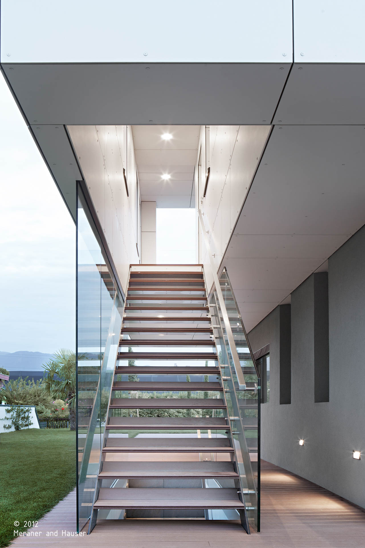 Casa M2; Merano; progetto residenziale; Architettura & Paesaggio; Villa di lusso; Vetro; Vacanze in Alto Adige; Casa di lusso; Pannelli fotovoltaici casa; Villa bifamiliare; Piscina; Giardino; Natura; architettura contemporanea; monovolume architecture + design; architettura Alto Adige; monovolume architetti
