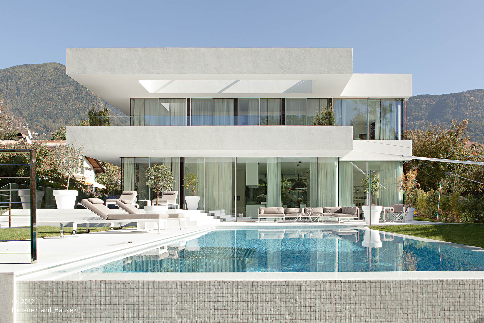 Haus M; Meran; Wohnprojekt; Architektur & Landschaft; Luxusvilla; Glas; Urlaub in Südtirol; Luxushaus; Weinkeller; Einfamilienvilla; Schwimmbad; Garten; Natur; zeitgenössische Architektur; monovolume architecture + design; Architektur Südtirol; monovolume Architekten