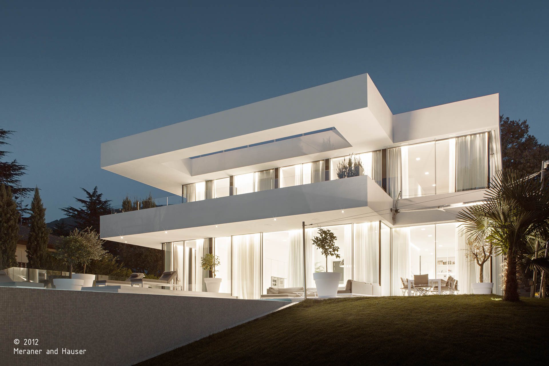 Haus M; Meran; Wohnprojekt; Architektur & Landschaft; Luxusvilla; Glas; Urlaub in Südtirol; Luxushaus; Weinkeller; Einfamilienvilla; Schwimmbad; Garten; Natur; zeitgenössische Architektur; monovolume architecture + design; Architektur Südtirol; monovolume Architekten