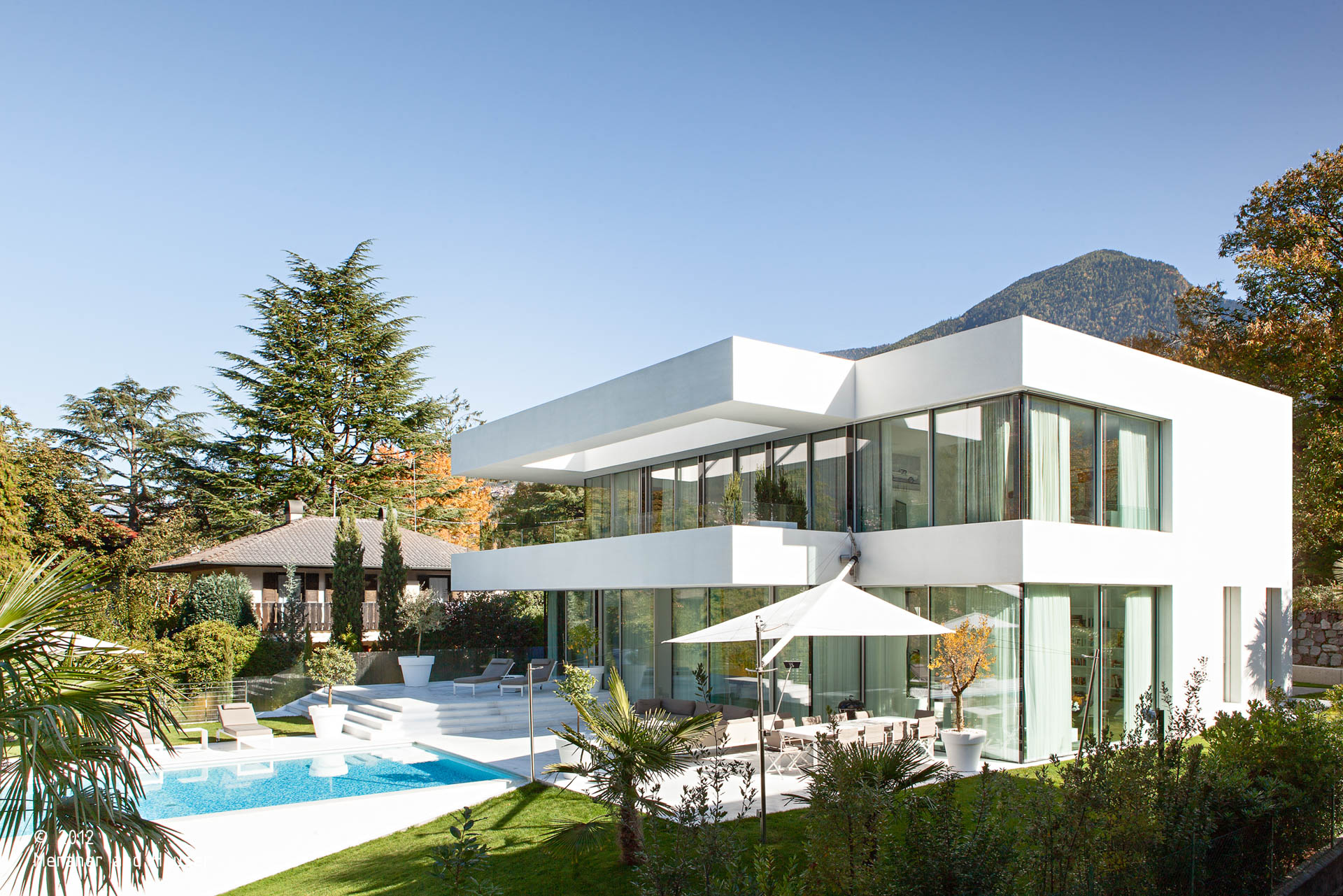 Haus M; Meran; Wohnprojekt; Architektur & Landschaft; Luxusvilla; Glas; Urlaub in Südtirol; Luxushaus; Weinkeller; Einfamilienvilla; Schwimmbad; Garten; Natur; zeitgenössische Architektur; monovolume architecture + design; Architektur Südtirol; monovolume Architekten