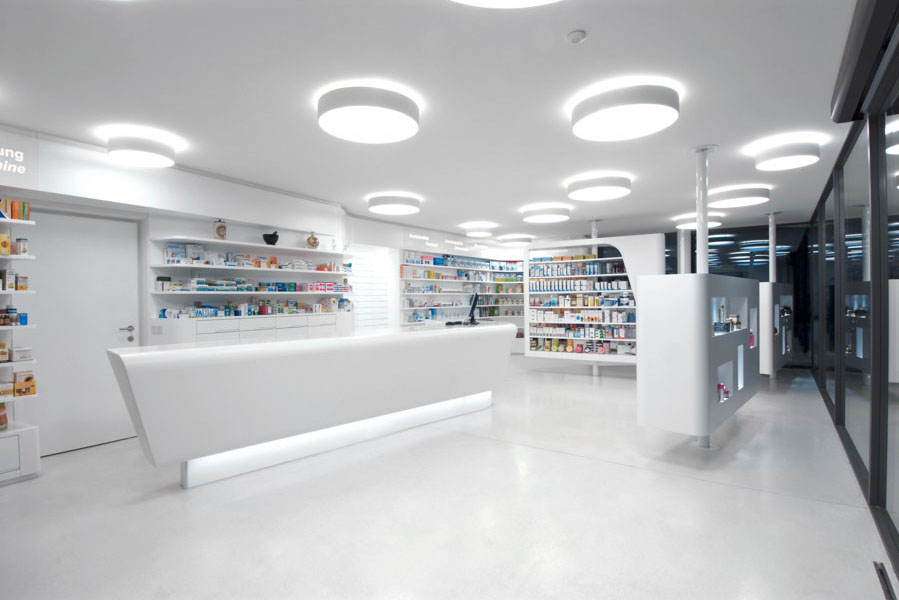 farmacia Appiano; parafarmacia; bancone design; interior design; Corian; arredamento bianco; monovolume architecture + design; architettura Alto Adige; architettura moderna; monovolume architetti