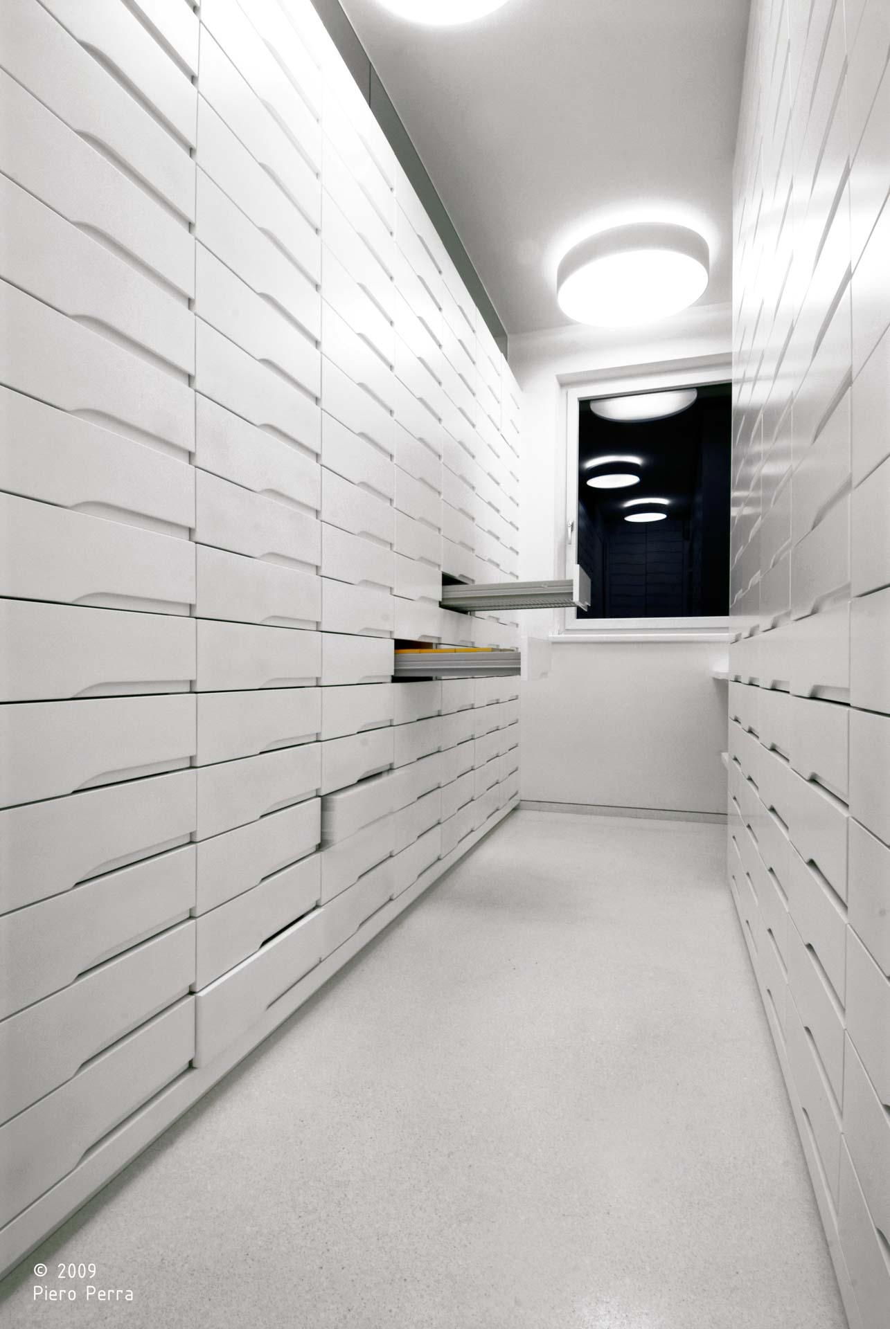 farmacia Appiano; parafarmacia; bancone design; interior design; Corian; arredamento bianco; monovolume architecture + design; architettura Alto Adige; architettura moderna; monovolume architetti