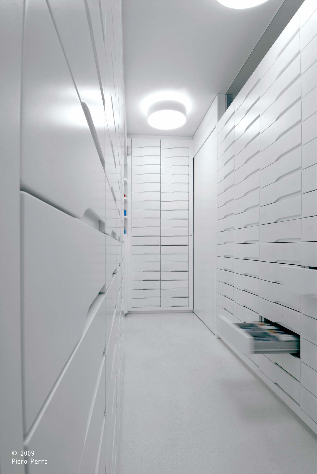 farmacia Appiano; parafarmacia; bancone design; interior design; Corian; arredamento bianco; monovolume architecture + design; architettura Alto Adige; architettura moderna; monovolume architetti