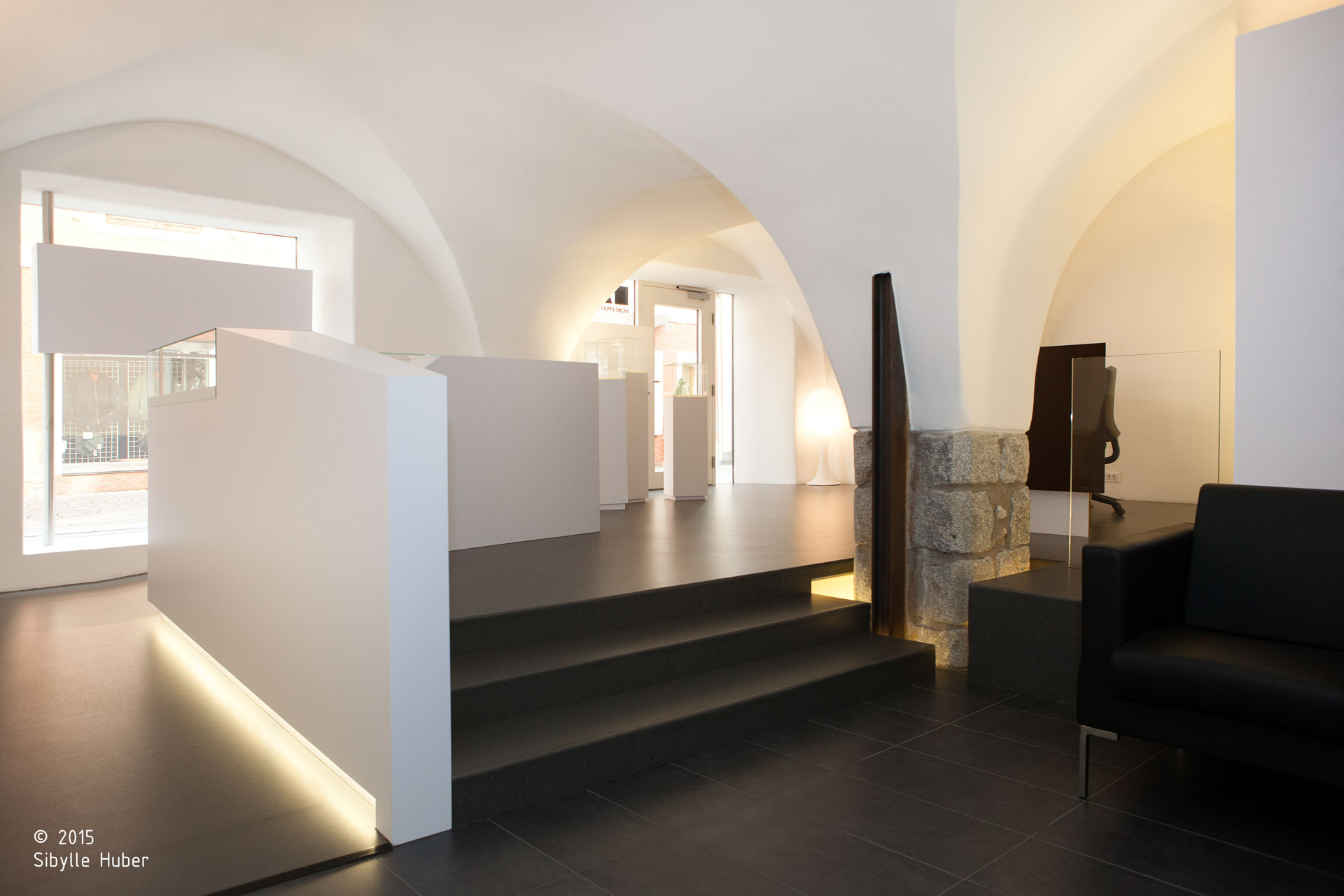 Zelger; shop; retail; interior design; hearing aids; Bruneck; Verona; Brixen; white; monovolume architecture + design; architecture South Tyrol; modern architecture; monovolume architects