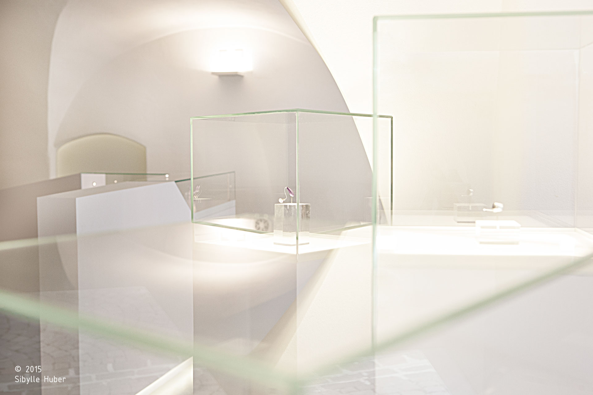 Zelger; shop; retail; interior design; hearing aids; Bruneck; Verona; Brixen; white; monovolume architecture + design; architecture South Tyrol; modern architecture; monovolume architects