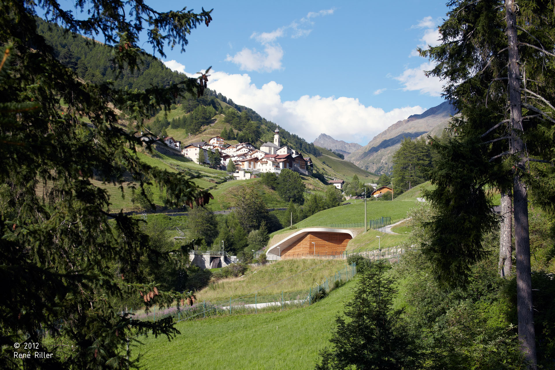 E-Werk Punibach; Mals; Architektur & Landschaft; Natur; alpine Landschaft; Lärchenholz; Puni energia Srl ; monovolume architecture + design; Architektur Südtirol; moderne Architektur; monovolume Architekt